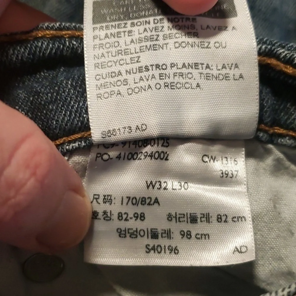Levis waist 32